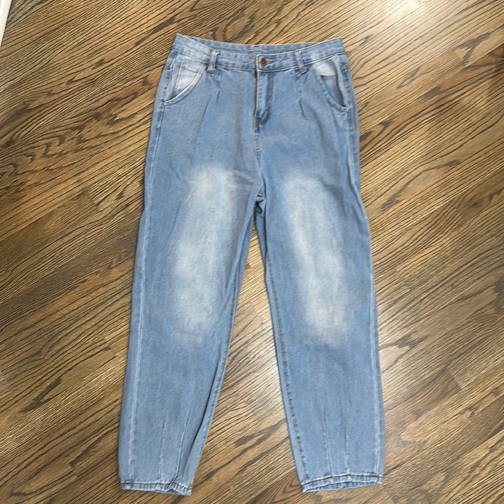 Women’s Mom Jeans-light wash - like new - size medium